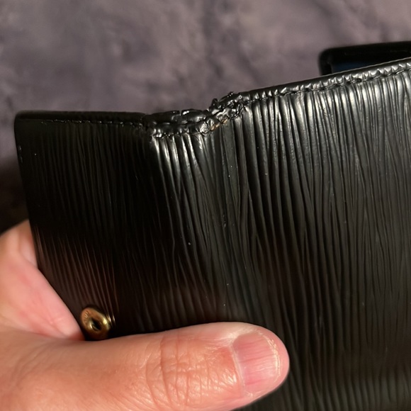 Authentic Louis Vuitton Black Epi key holder - Picture 13 of 14